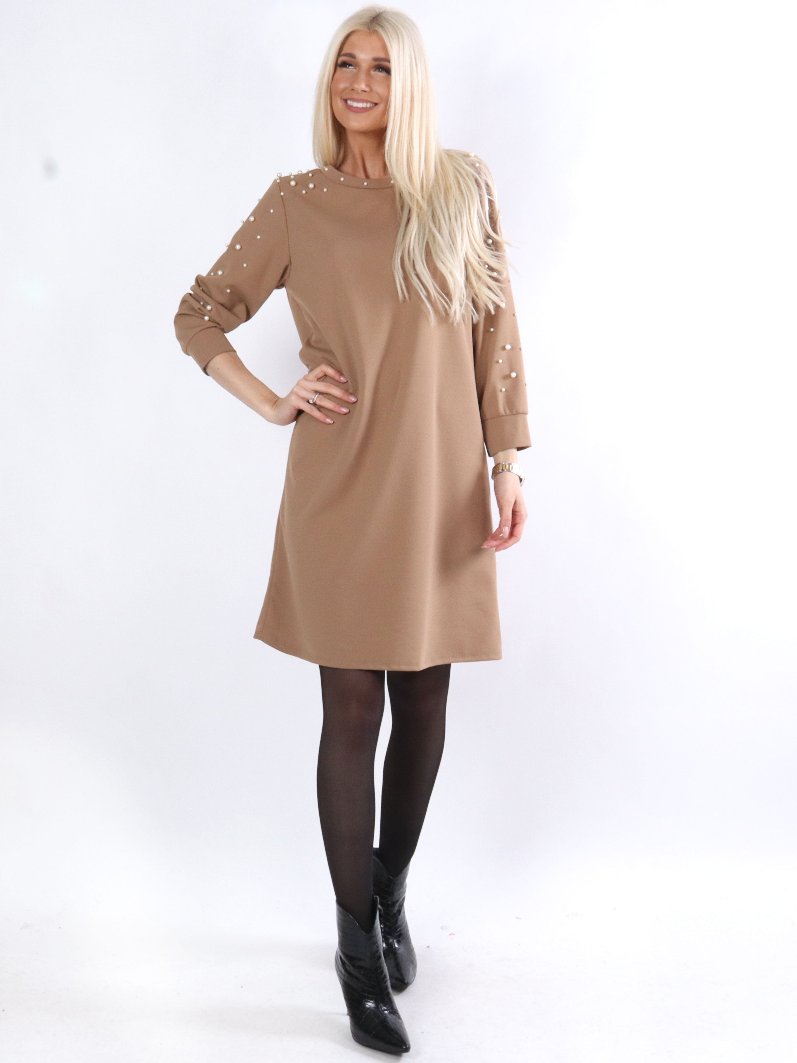 Yrsa - Långärmad klänning med vita pärlor